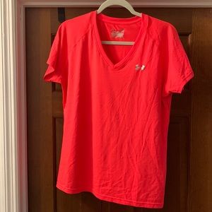Under Armour shirt sleeve t-shirt.